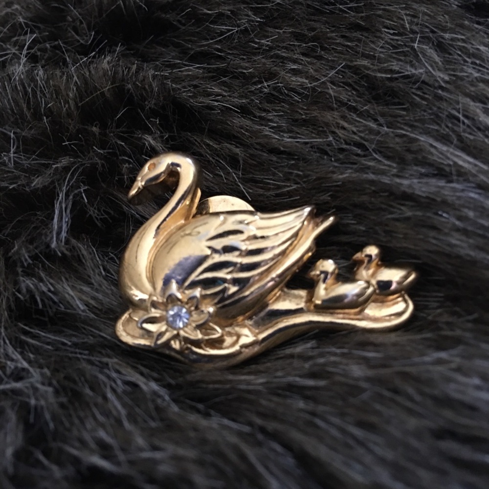Vintage Avon 1992 gold tone swan family brooch pin